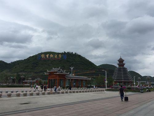 山包上,"凯里欢迎你"几个大字很醒目.