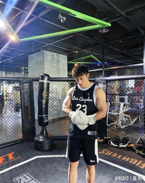 练拳击的肌肉博主,这公狗腰爱了|胸肌|腹肌|小哥哥_网易订阅