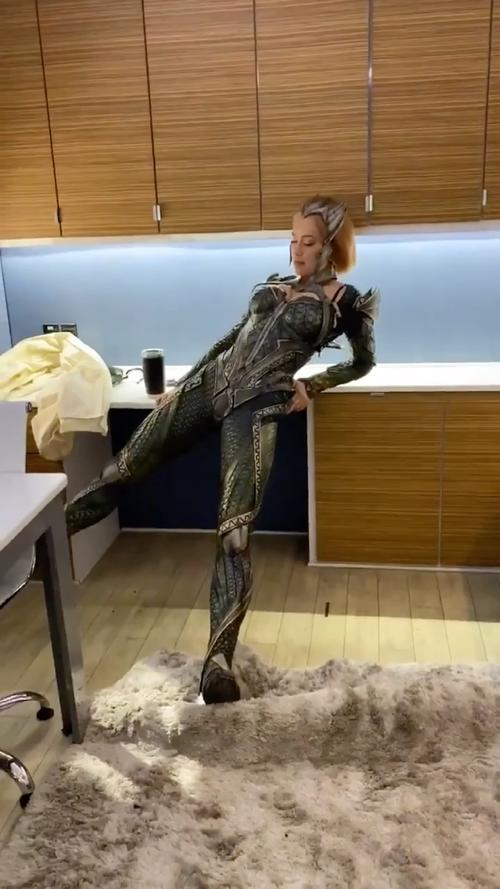 amberheard媚拉在正联补拍时试穿戏服太可爱了