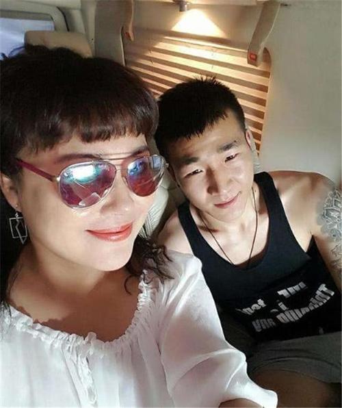 49岁李菁菁被曝与小21岁老公诈骗千万直播落泪回应我欠粉丝的