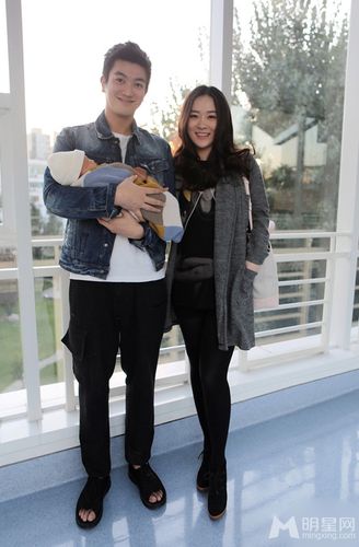 链接三口本文,之家霍思燕三口之家晒合影杜江怀抱儿子