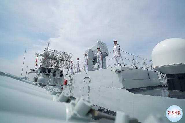 整齐列队甲板上编队舰艇依次驶离码头伴随着嘹亮的军乐声东部战区海军