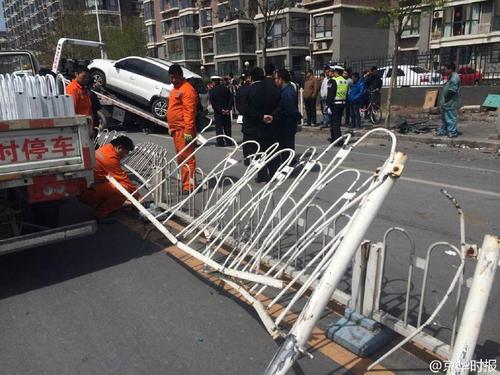 女司机停车失控撞5辆车目击者以为是暴徒图