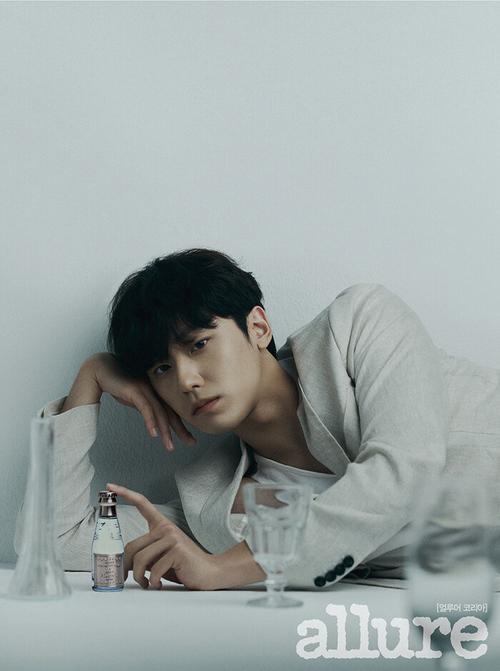 【杂志】李道晛出镜韩版allure八月刊十八周年刊封面