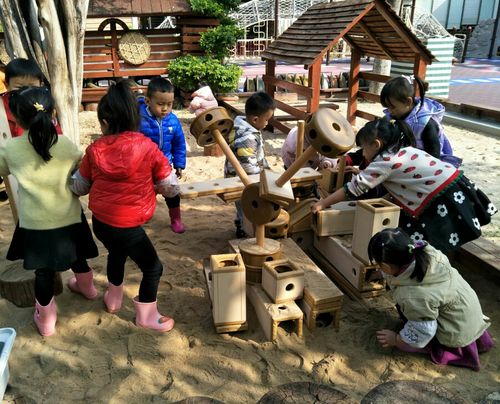 北城中心幼儿园中一班户外活动——《小沙池,大乐趣》