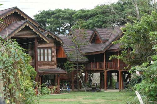 高脚木楼,是东南亚特色民居.