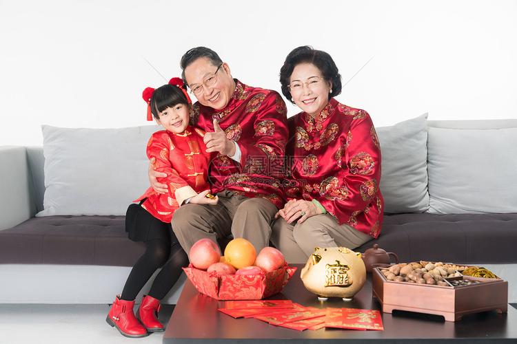 图片 照片 人物情感 春节孩子给老人拜年拥抱.jpg