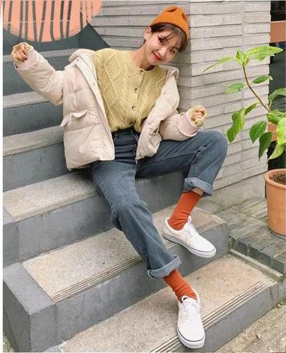 别再露脚裸了,今年冬天的"袜子"流行这样穿搭,时髦又保暖