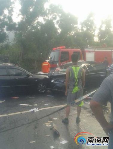 西线高速三亚崖城路段3车连环相撞一人当场死亡