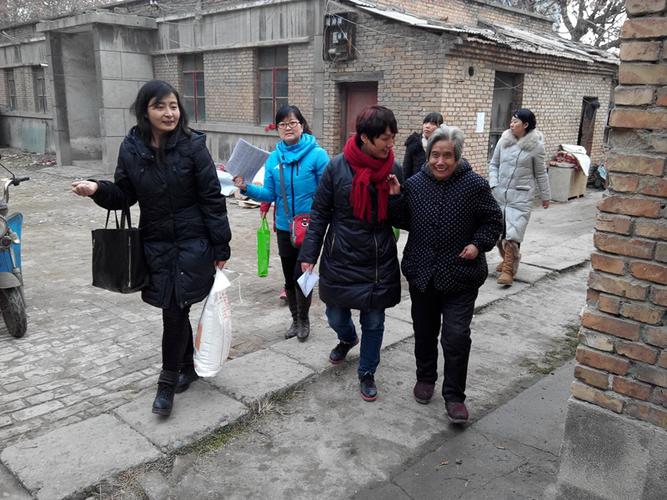 咸阳文林路社区联合爱心企业慰问困难空巢老人