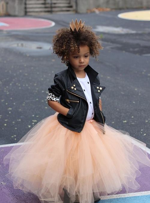 天生的驾驭时尚能力 爆炸头小女孩萌化了