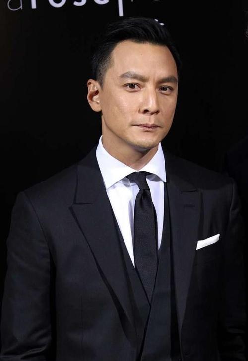 吴彦祖没躲过中年油腻穿酒红西装却不咋高级看脸老了不少