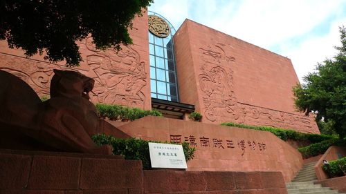 西汉南越王博物馆正门,红色外墙就是意欲岭南地区特有的红色岩土,非常