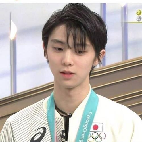 戴花环的羽生结弦主动帮观众捡东西,人美又心善的柚子!