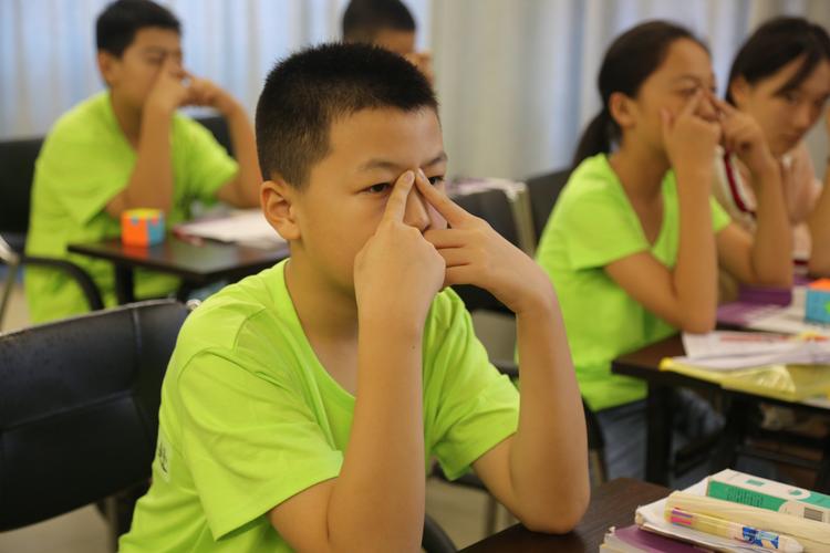 做眼保健操