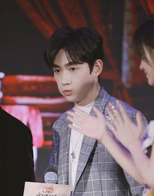 朱一龙小表情,皱眉嘟嘴,还实力嫌弃自己,绝世大可爱