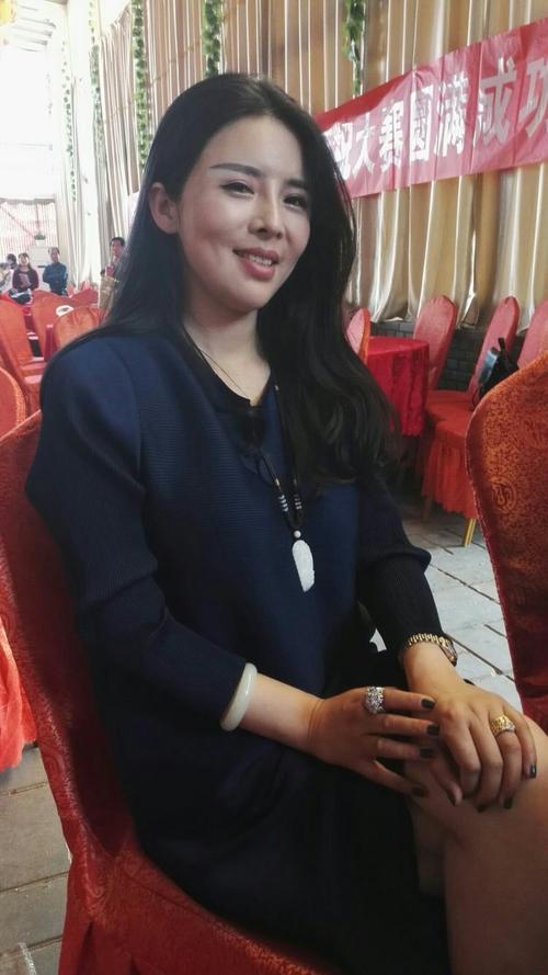 本次诗歌朗诵大赛评委,特邀嘉宾美女作家王洁女士.