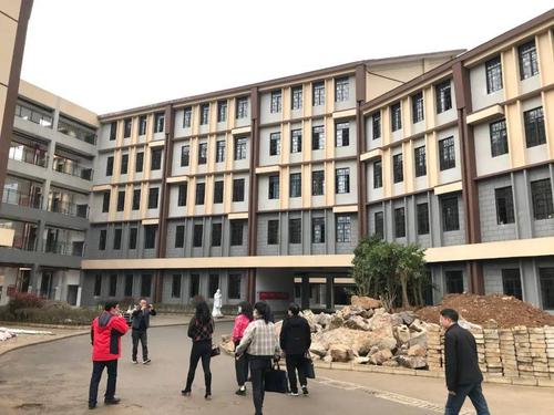 考察团一行参观了黔西南州兴义市勤智中学校园环境,对学校的教学环境