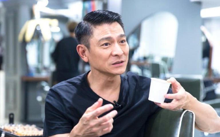 刘德华要求检查对手演员的刀是真还是假,有人觉得他是