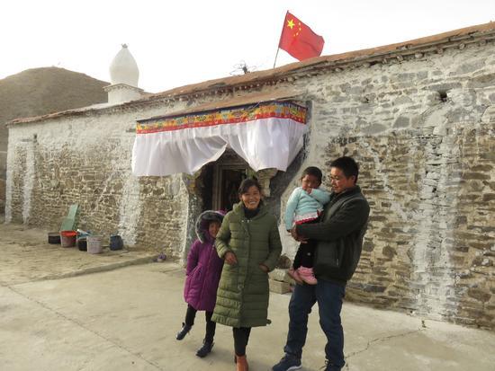 孙虎子与妻子益西卓嘎,还有孩子们在家门口.(黄勇贤摄)