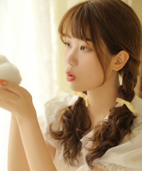 双马尾可爱美女,让人感觉心旷神怡,散发着清新气息