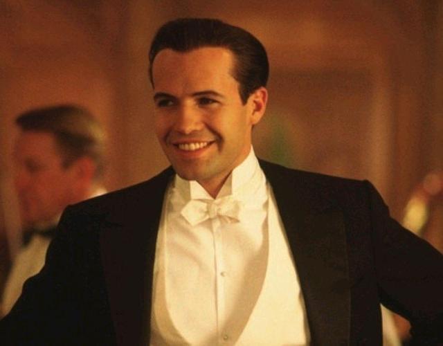 身材玲珑有致,与母亲和未婚夫共同来到泰坦尼克号 未婚夫著名商人卡尔