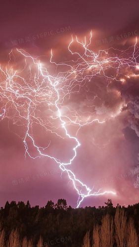 粉色天空闪电打雷