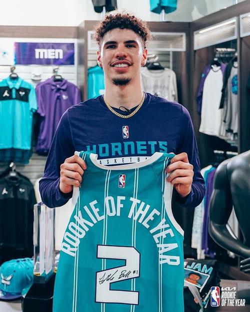 黄蜂官推晒拉梅洛鲍尔领奖照今天是个美好的日子