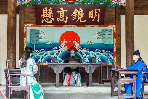 有幸看到了县衙大人的审案,非常生动形象.,看完之后都起立鼓掌.