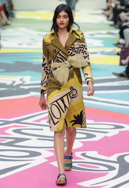 除了抽象的涂鸦印花意外,态度鲜明的标语也是常见的嬉皮风格元素之一