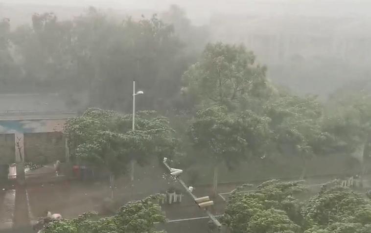 上海暴雨白天如黑夜老天爷打翻洗脸盆连屋顶都给下塌了