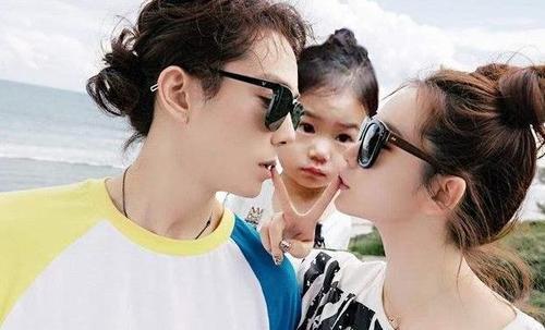 戚薇女儿lucky为啥总爱扎丸子头?看到她披头发的样子后才懂