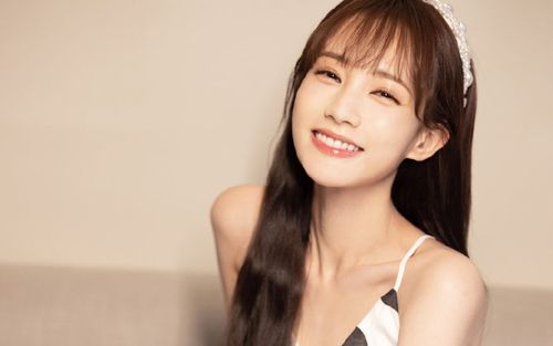 李一桐性感灵动写真桌面壁纸