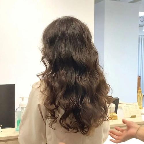 2022年最火韩式慵懒风大波浪烫发上线 关注《发型图片库》,每天分享好