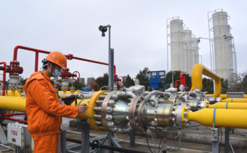 舟山蓝焰场站运行工进行设备巡查及检漏