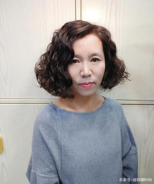 60岁头发少怎么烫发减龄又显发量多试试棕色小卷发时髦又养眼