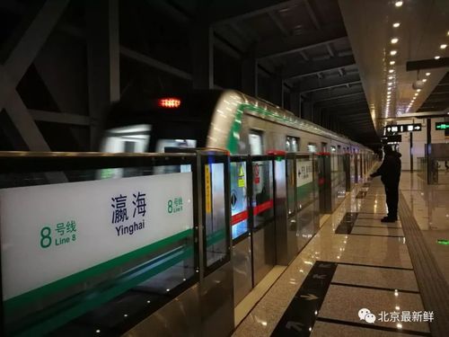 12月30日凌晨5:15,大兴瀛海地铁站高架上, 列车明亮的灯光划破天空,它