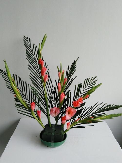 不等边三角形插花,第一步:线条花(菖兰)构成骨架.