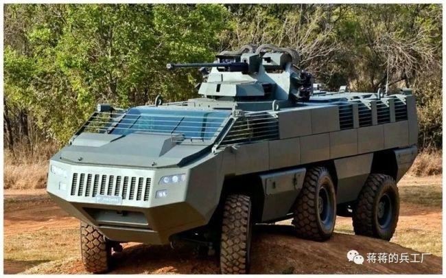 雪豹8x8轮式步兵战车其实就是在南非派拉蒙公司的mbombe-8型装甲人员