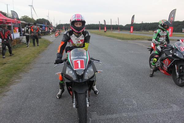 本次体验更为特别的是,本次吸引了不少专业车手的参与,其中不乏陈玲