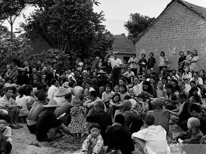 坐在生产队房头开会