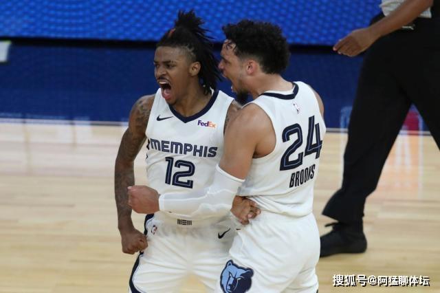 你如何评价狄龙·布鲁克斯的防守,以及他作为整体在队里的表现?