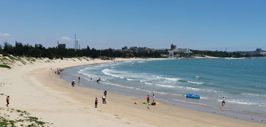 月亮湾隔着海角过来就是金沙湾,水平海阔,白沙滩蔓延,天蓝水清沙白,好