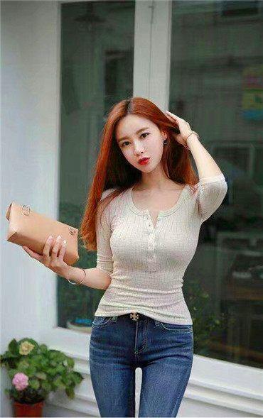 紧身牛仔裤助你穿出时尚感微胖美女穿上后更有型满满的成熟感