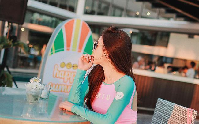 孙允珠:韩国女神,俏皮可爱拼色比基尼泳装