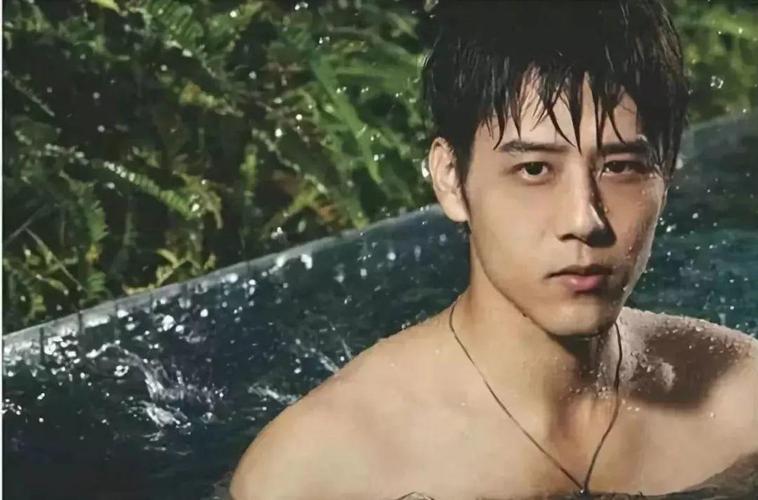 与蒋劲夫互摸肌肉,胡宇威穿紧身泳裤竟没马赛克