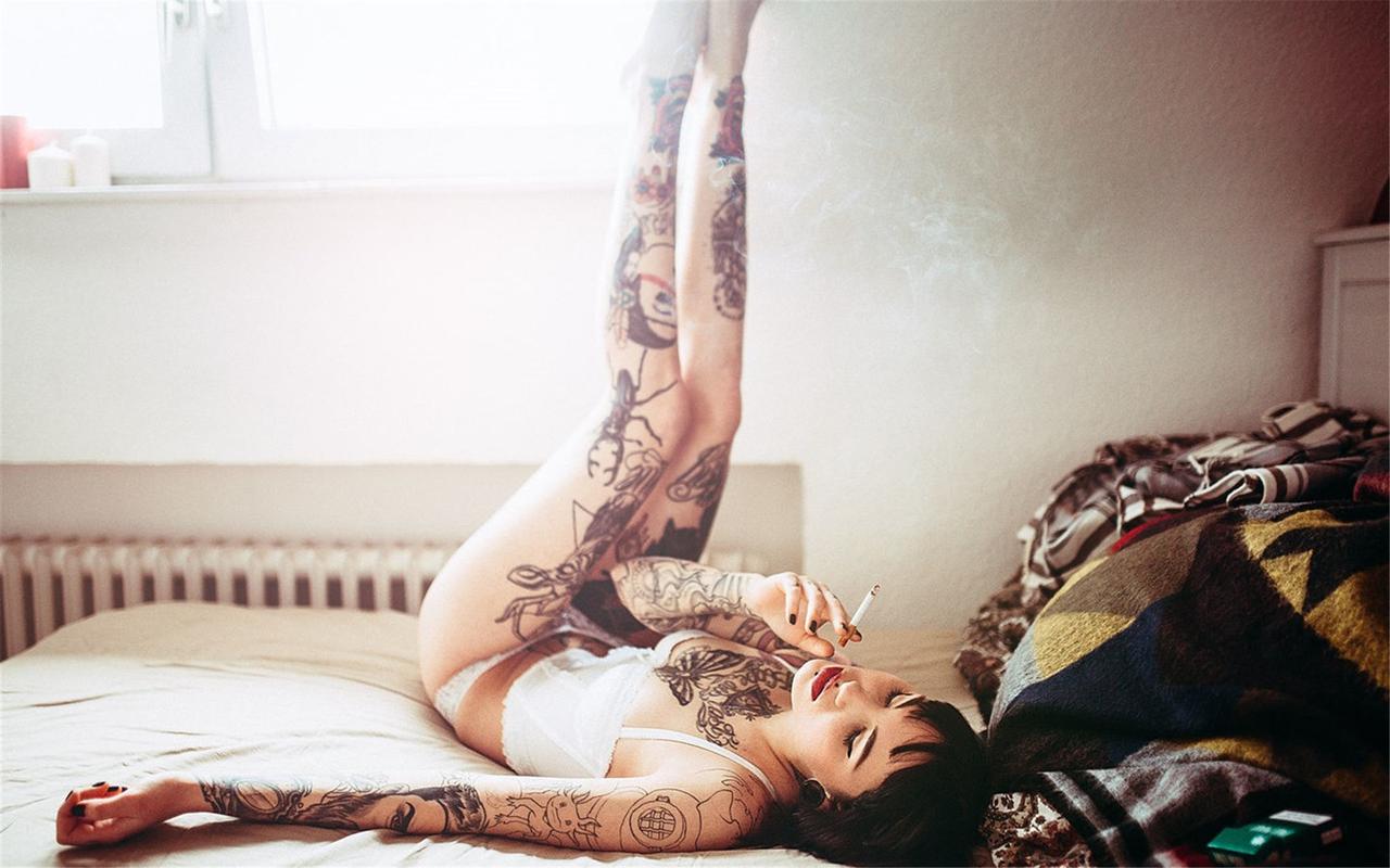 性感非主流纹身女孩摄影艺术高清桌面壁纸图片