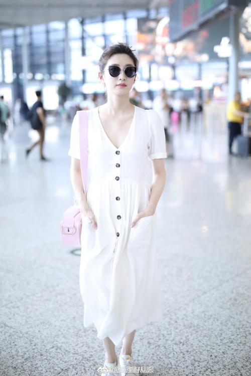 江疏影白色泡泡袖连衣裙 泡泡袖连衣裙