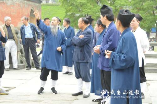 图为中国道教协会会长,武当山道教协会会长李光富现场指导参加祈福法