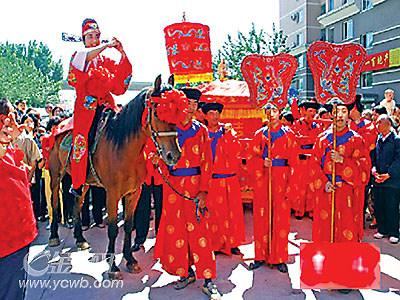 北京一青年骑马迎亲(图)